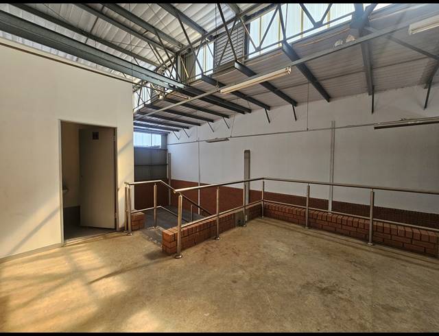 290M² WAREHOUSE TO LET IN LONGLAKE